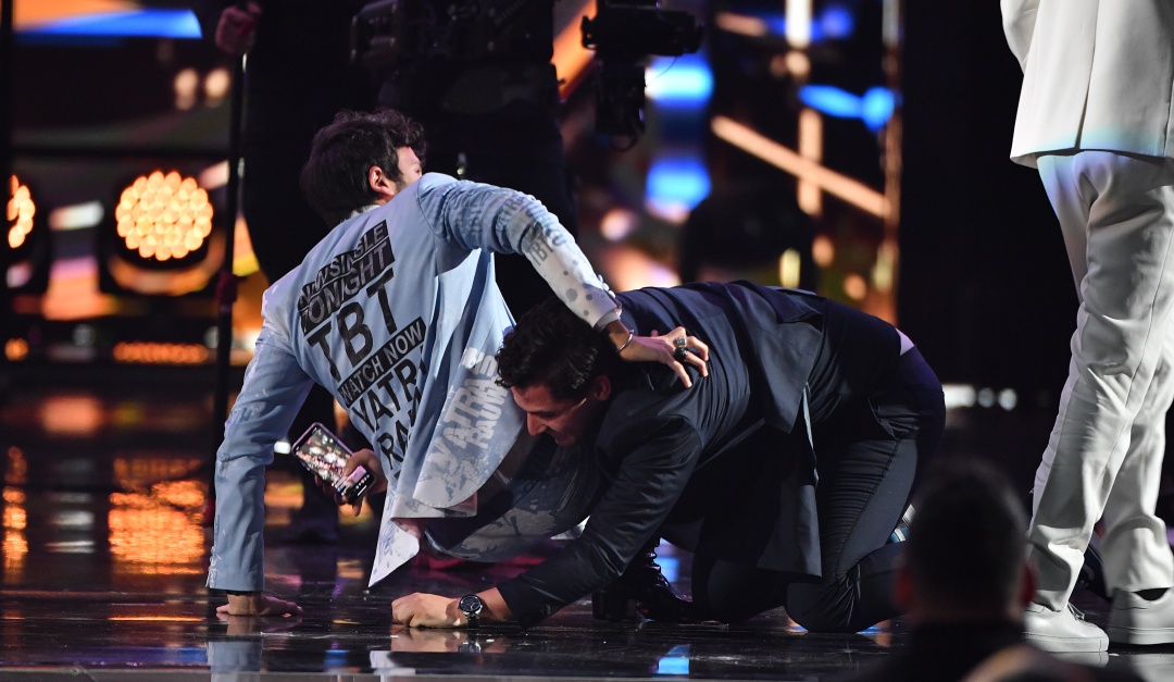 Sebastián Yatra e integrante de Reik se caen en los Premios Lo Nuestro: En video: La caída de Sebastián Yatra en los Premios Lo Nuestro