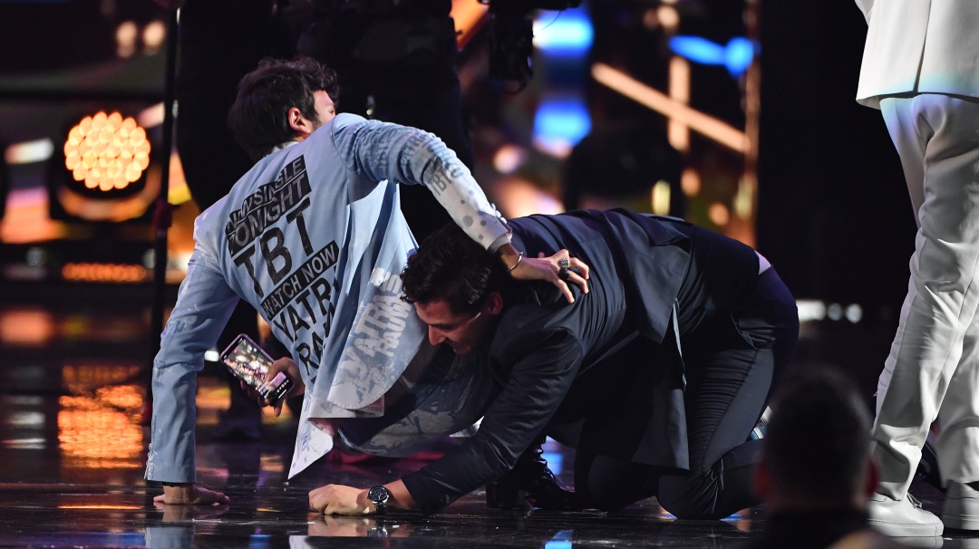 En video: La caída de Sebastián Yatra en los Premios Lo Nuestro