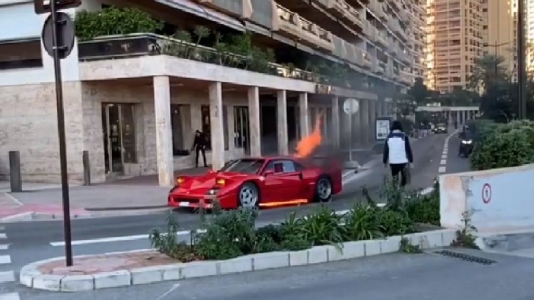 ¡Qué dolor! Ferrari se incendió en plena vía de Mónaco