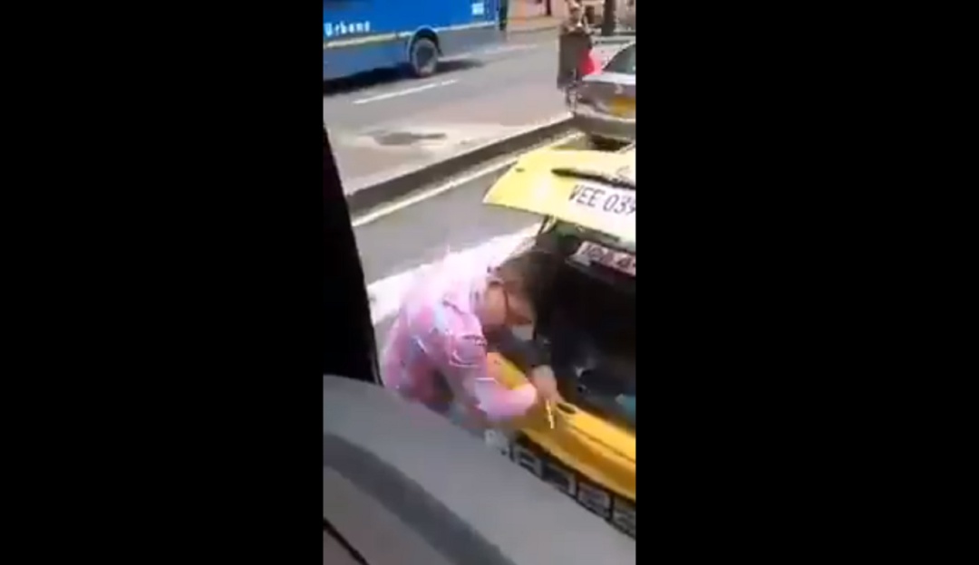 Taxista golpea Transmilenio: ¡Otra vez! En video quedó registrado ataque de taxista a Transmilenio