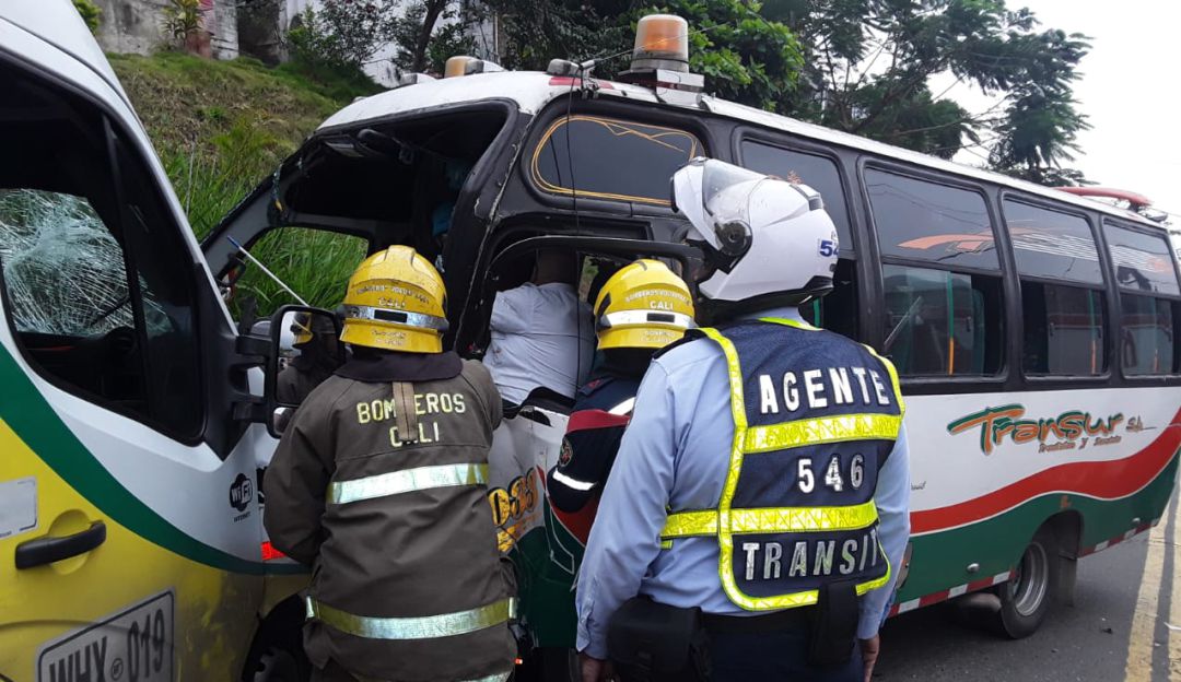 Accidente vía al mar: 15 heridos deja choque de busetas de servicio público en Cali Accidente vía al mar: 15 heridos deja choque de busetas de servicio público en Cali