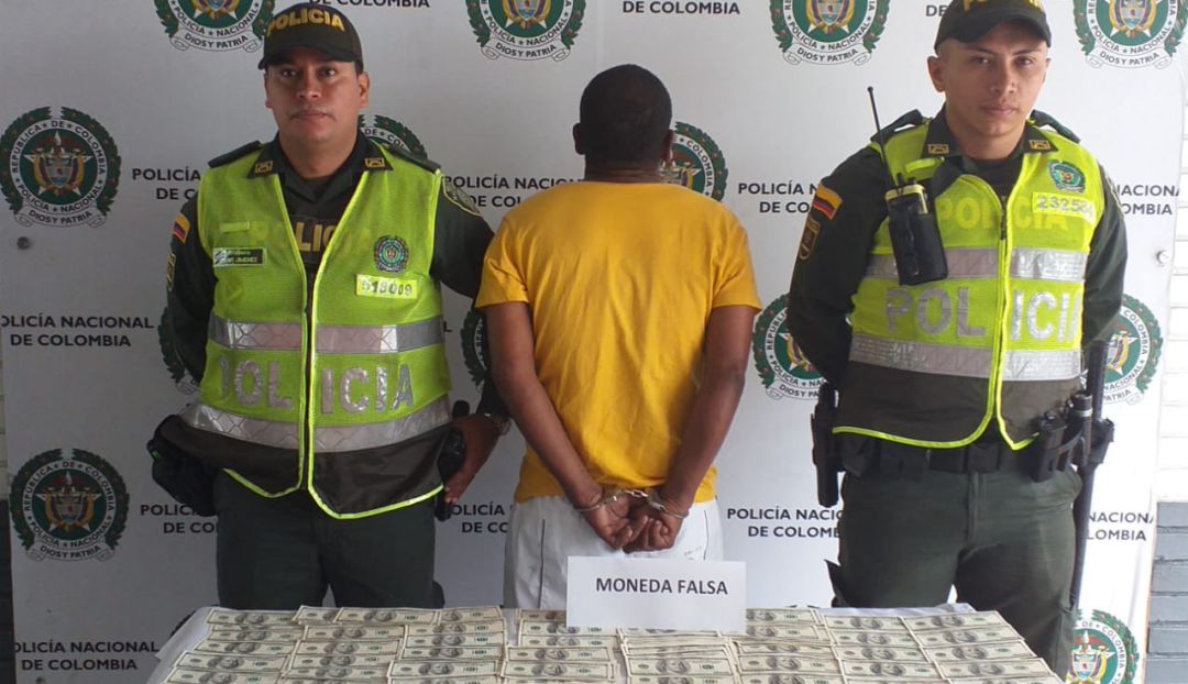 Dolares falsos: Un hombre fue detenido con 187 billetes de 100 dólares falsos en su poder