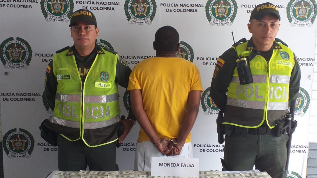 Un hombre fue detenido con 187 billetes de 100 dólares falsos en su poder