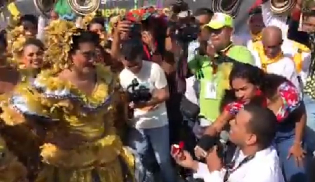 Carnaval de Barranquilla: Parejas se dieron el "sí" en medio de desfiles del Carnaval