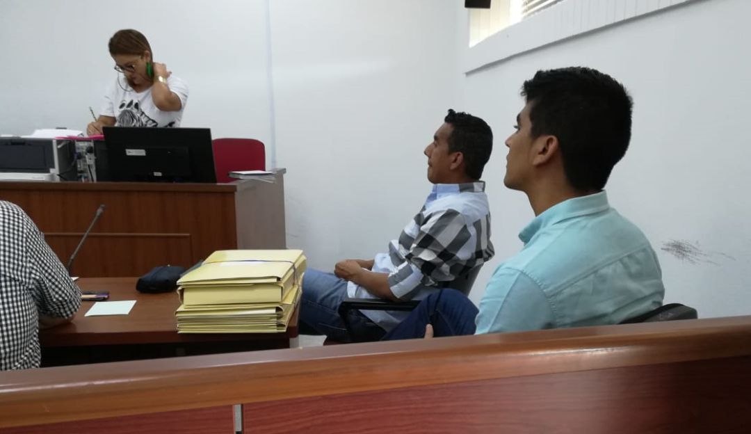 Alejandro Hernández y su sobrino Chaher Abauu durante la audiencia de medida de aseguramiento.