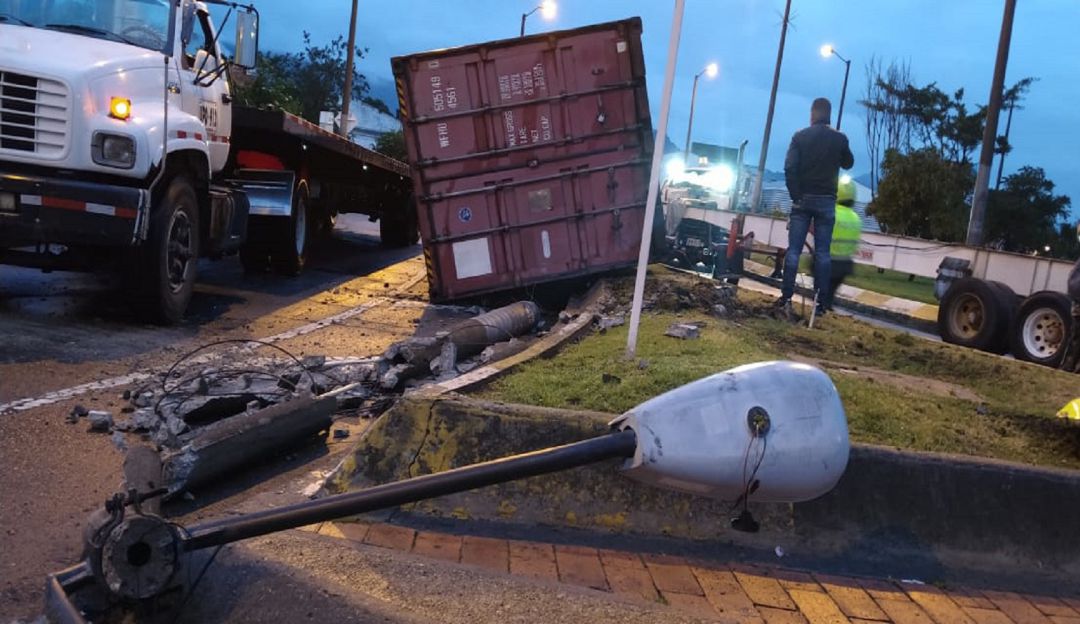 Noticias Bogotá: Trancón por volcamiento en carrera 68 con calle 80: Fuerte trancón dejó volcamiento de camión en la carrera 68 con calle 80