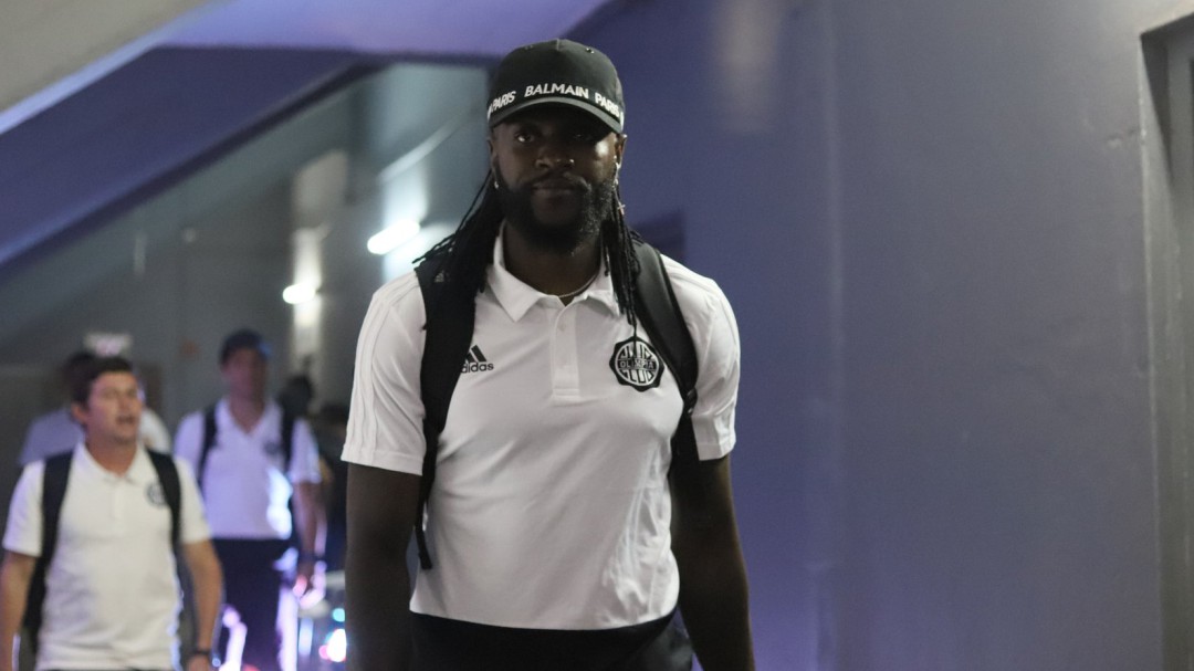 Emmanuel Adebayor debutó con el Olimpia en el Superclásico paraguayo