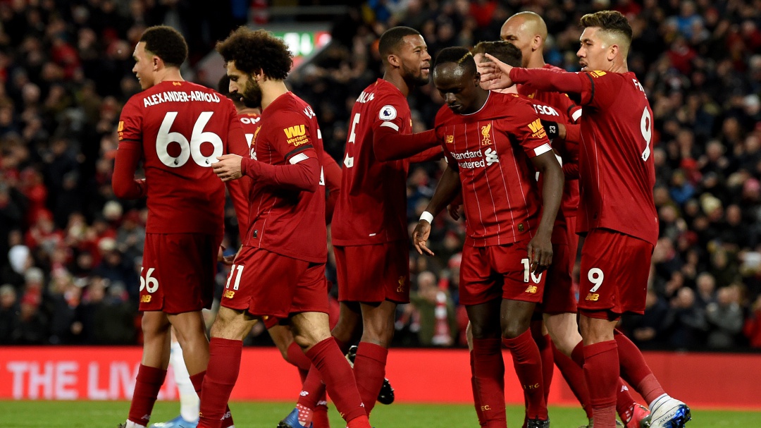 Liverpool superó el susto e igualó el récord del Manchester City