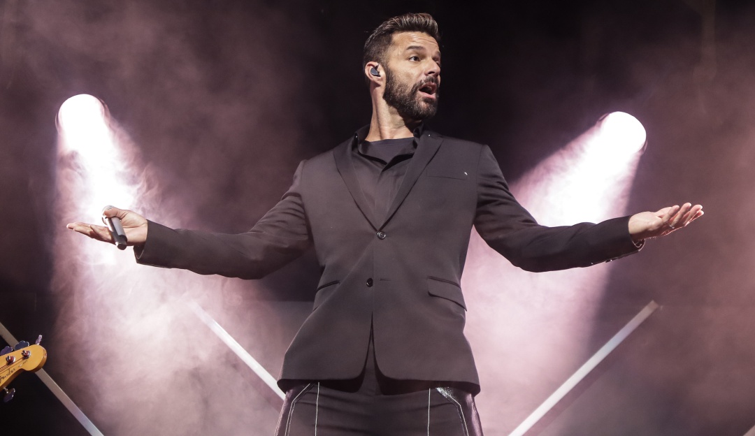 Ricky Martin le roba beso a presentado: ¡Inesperado! Ricky Martin le roba un beso a presentador en Viña del Mar