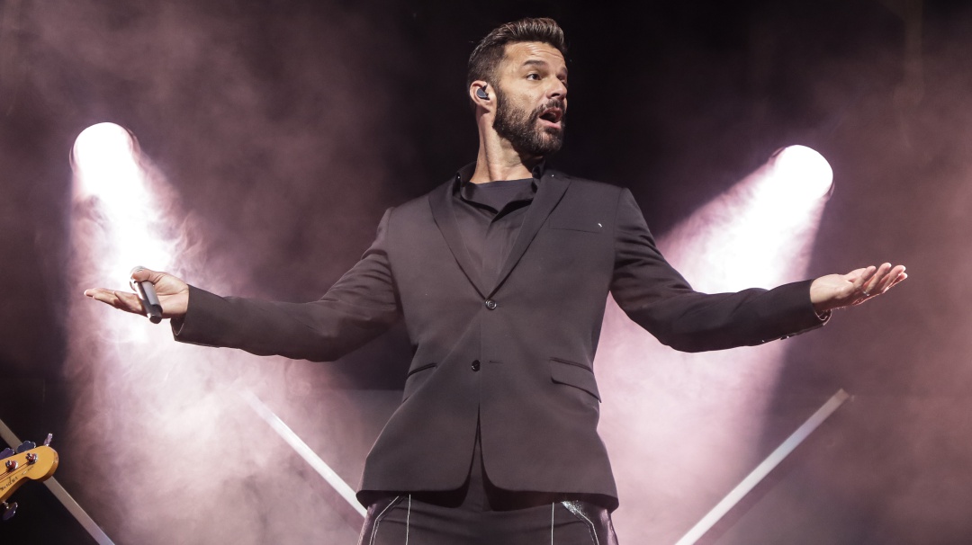 ¡Inesperado! Ricky Martin le roba un beso a presentador en Viña del Mar