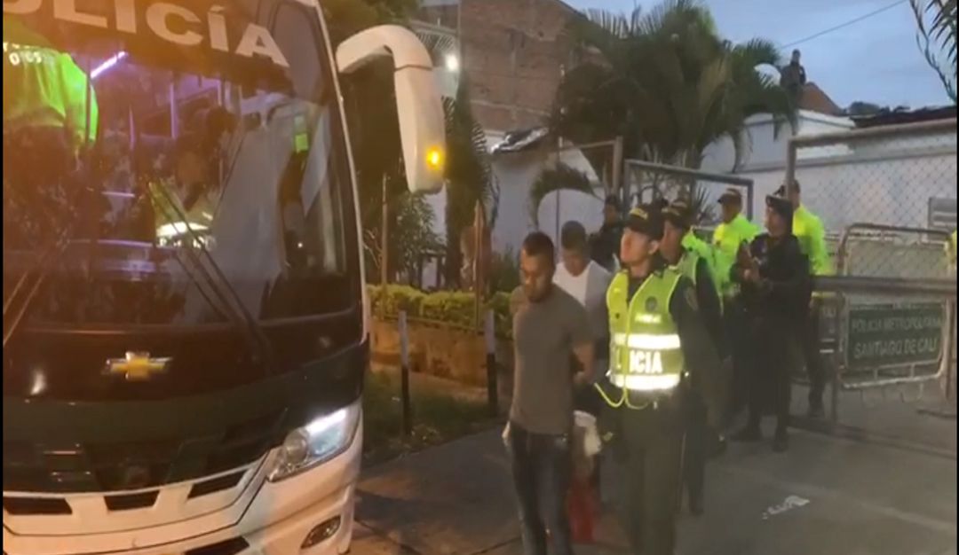 Traslado de reclusos: Trasladan cien reclusos de una estación de Policía a Villahermosa