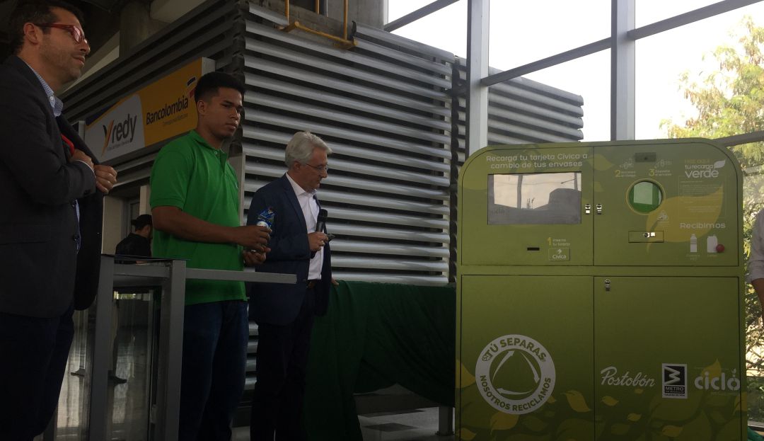 Transporte sostenuble: En el Metro, aumentan a 12 las máquinas que cambian botellas por recargas
