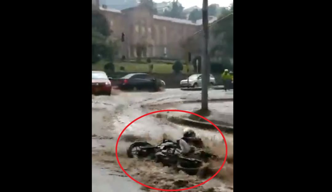 Noticias Bogotá: (VIDEO) Aguacero caso se lleva a motociclista: (VIDEO) Motociclista fue arrastrado por torrencial aguacero en Bogotá