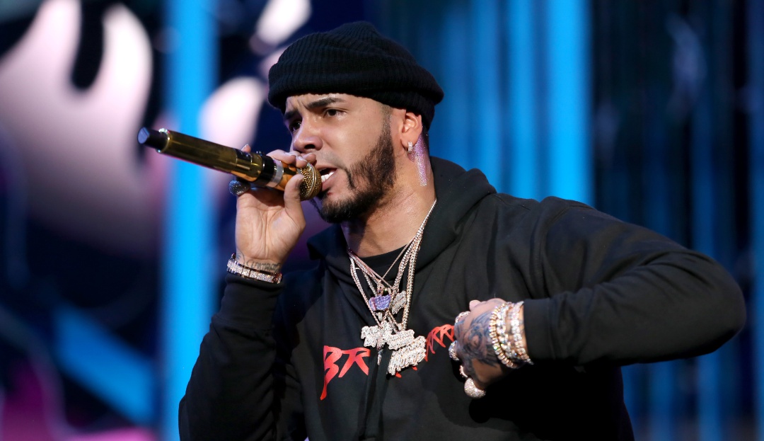 Anuel AA llora porque no le crece el pelo: Anuel AA llora porque no le crece el pelo