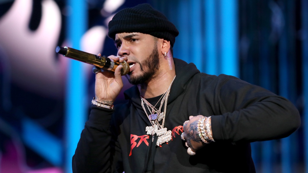 Anuel AA llora porque no le crece el pelo