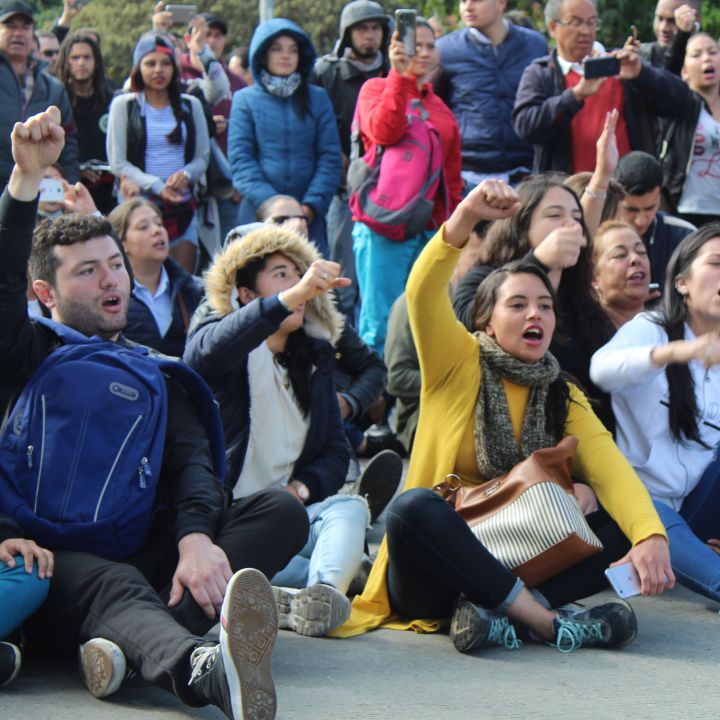El 73 % de los colombianos creen que las cosas en el país están empeorando
