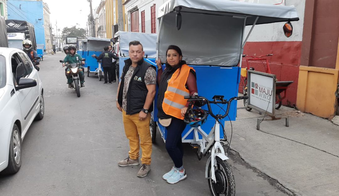 Reciclaje de basura en Bogotá: El distrito entregó 89 triciclos eléctricos a recicladores de la capital