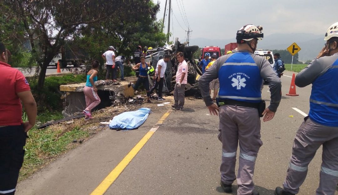 Dos muertos y once heridos, dejó accidente de bus en vías del Valle: Dos muertos y once heridos, dejó accidente de buseta en vías del Valle