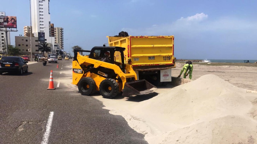 Distrito y Pacaribe retiran dunas de arena en la Avenida Santander