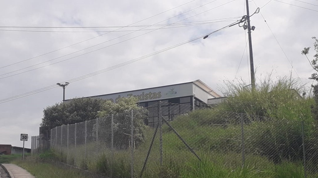 Parador de taxistas en Armenia entre la maleza y el abandono