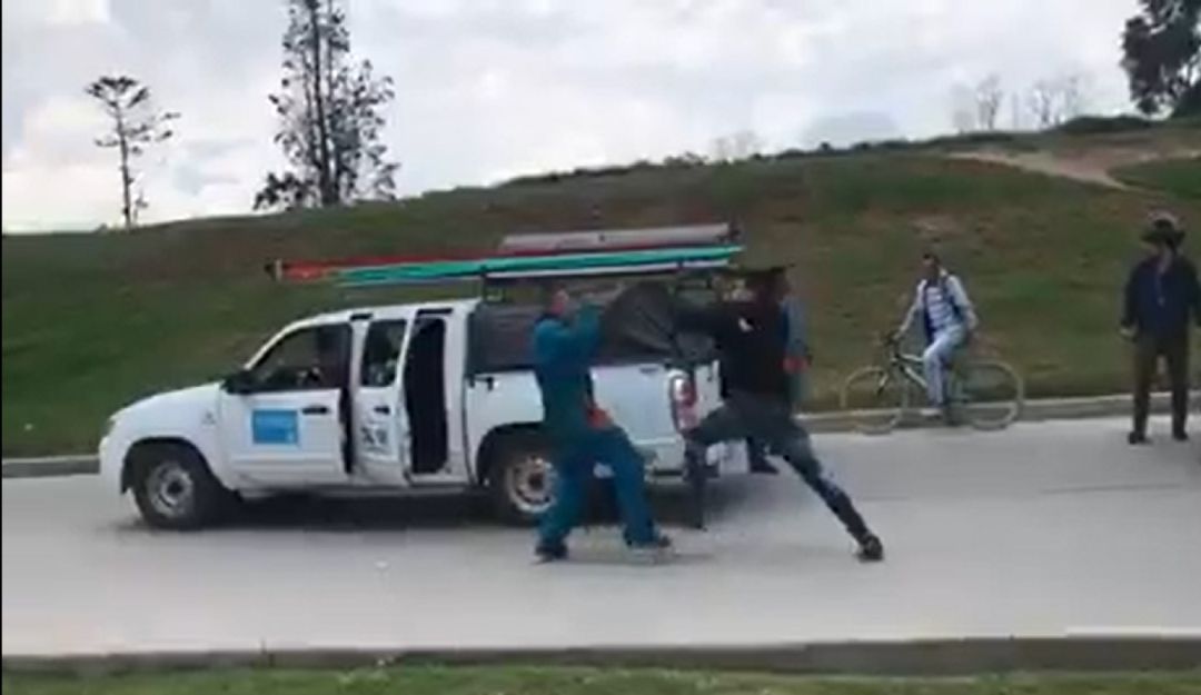 Noticias Bogotá: Contratistas de la ETB protagonizaron pelea en vía pública: (VIDEO) Así contratistas de la ETB se fueron a golpes en calle de Soacha