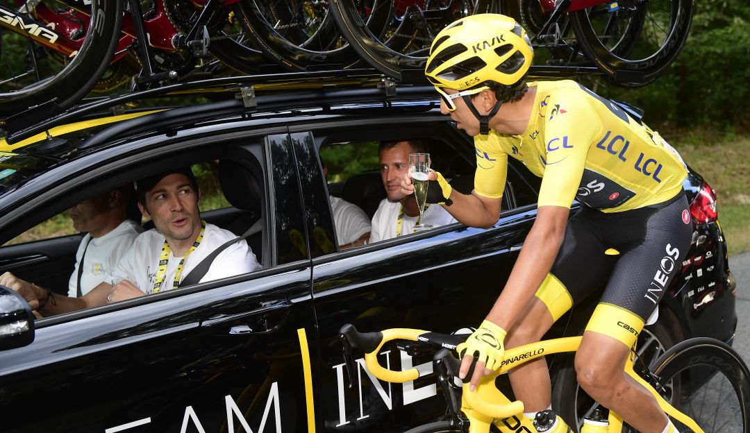 Nicolas Portal (izq.) hablando con Egan el día que conquistó el Tour de Francia 2019.