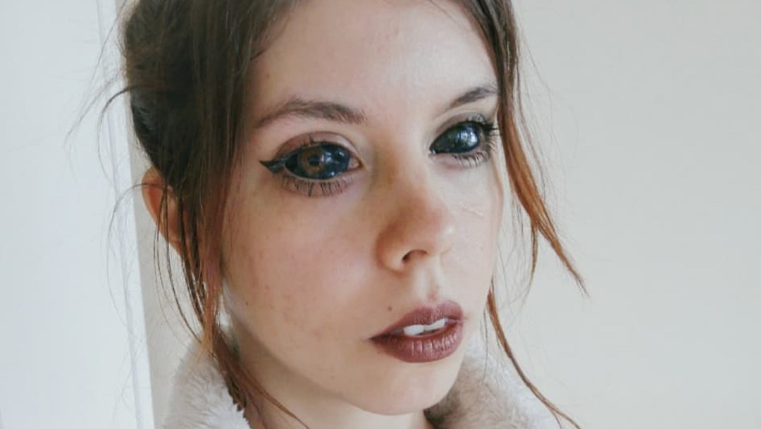 Mujer perdió la vista luego de tatuarse los ojos