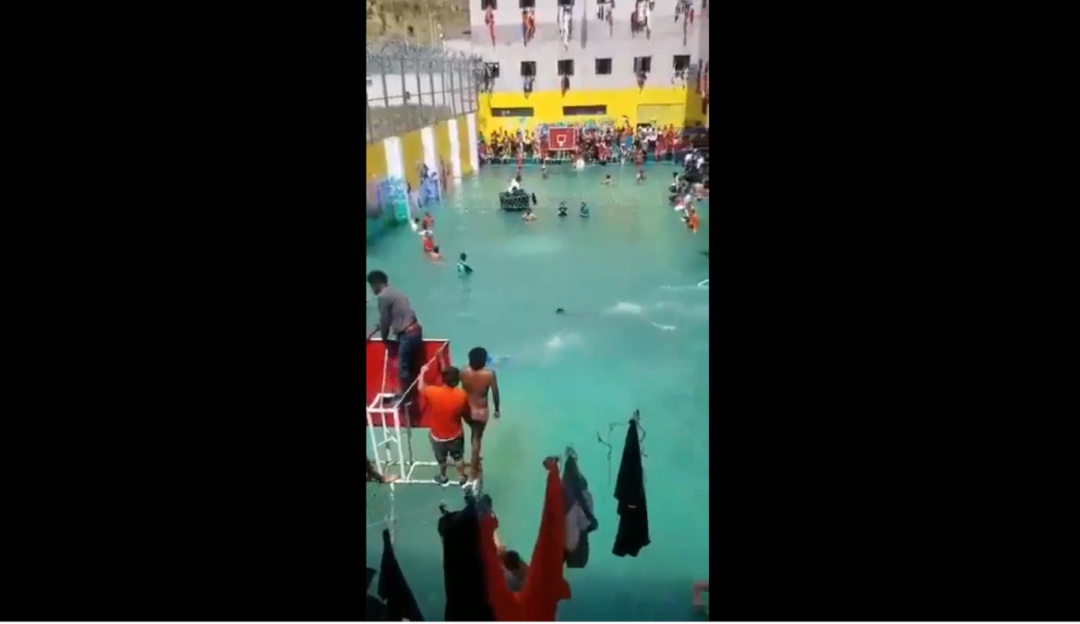 Piscina en cárcel Presos Ecuador: Presos llenan cancha de baloncesto con agua y crean piscina