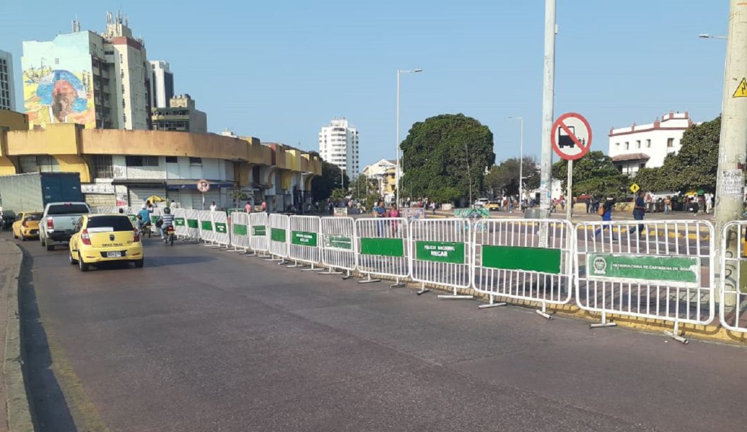 Motos en Cartagena: Policía instala vallas en el sector Puerto Duro de Cartagena