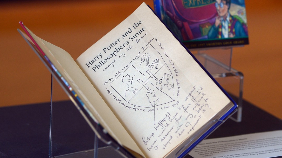 Una primera edición de 'Harry Potter' firmada por su autora sale a subasta