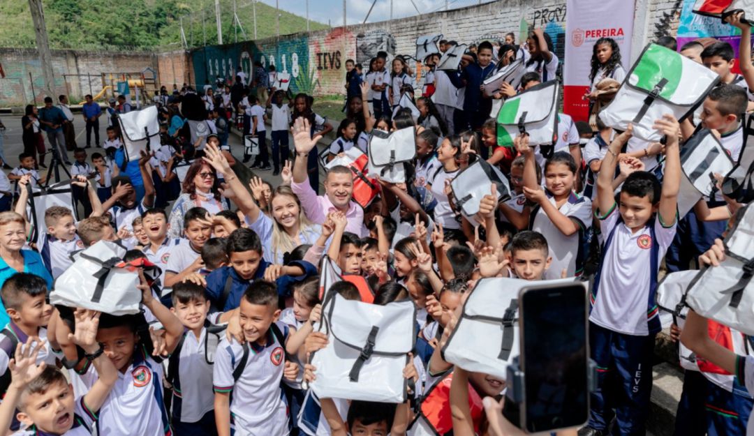 Bolsos hechos con Vallas publicitarias en Pereira: Con plástico de vallas políticas hicieron kits escolares en Pereira
