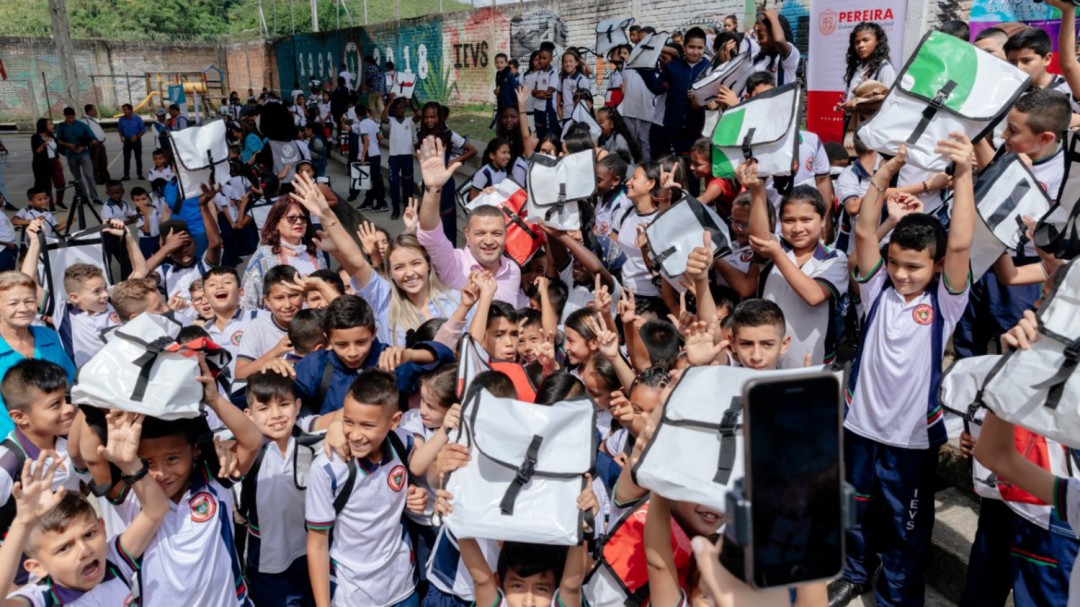 Con plástico de vallas políticas hicieron kits escolares en Pereira