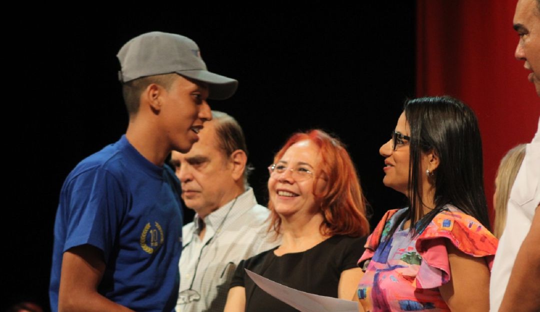 Educación en Cartagena: Estudiantes de colegios públicos de Cartagena reciben becas universitarias
