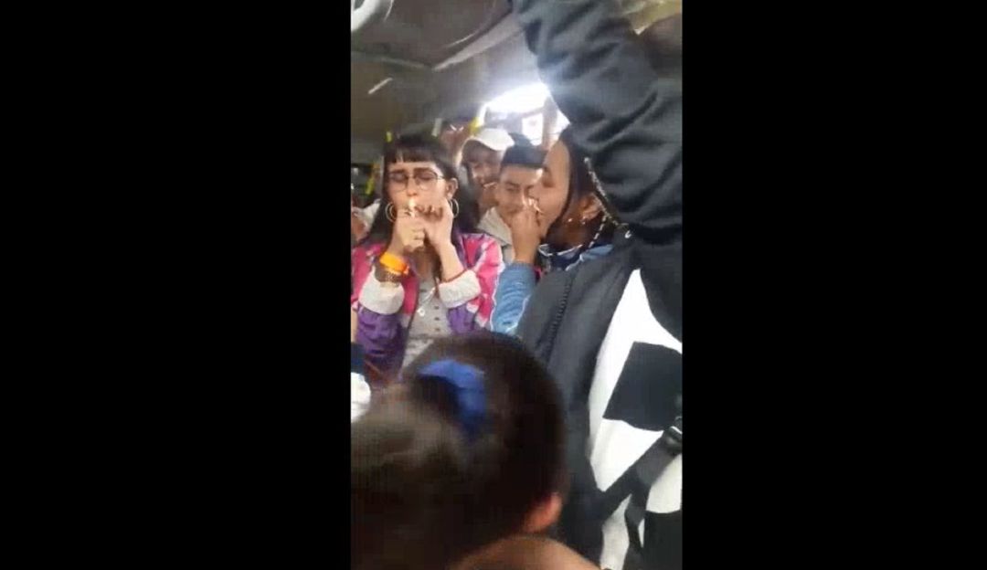 Consumen marihuana en Transmilenio: Jóvenes se grabaron consumiendo marihuana en un bus de Transmilenio Consumen marihuana en Transmilenio: Jóvenes se grabaron consumiendo marihuana en un bus de Transmilenio
