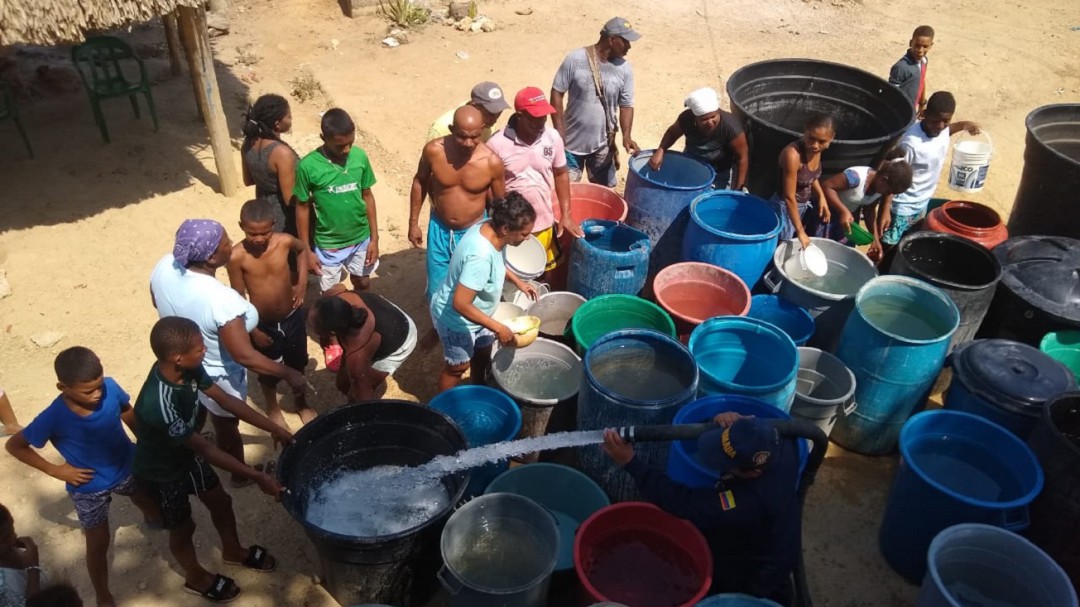 Tras el fuerte verano, la Armada lleva agua a comunidades de Bolívar