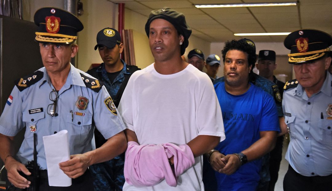 Ronaldinho detenido en Paraguay pasaporte falso: No acaban los problemas para Ronaldinho y deberá seguir en prisión