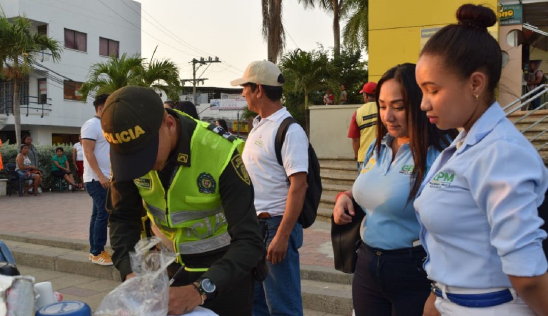 Invasión de espacio público en Cartagena: Sensibilizan a vendedores que invaden espacio público en Cartagena