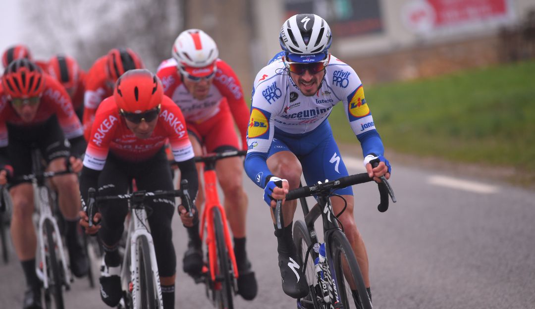 El francés Julian Alaphilippe junto a Nairo Quintana en segundo plano durante la primera etapa
