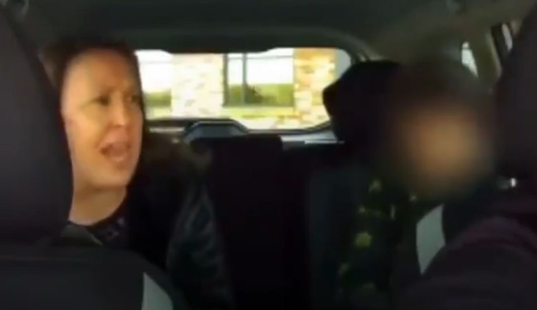Mujer insulta a conductor: Usuaria de taxis Lyft insultó a conductor por negarse a esperar a su hijo