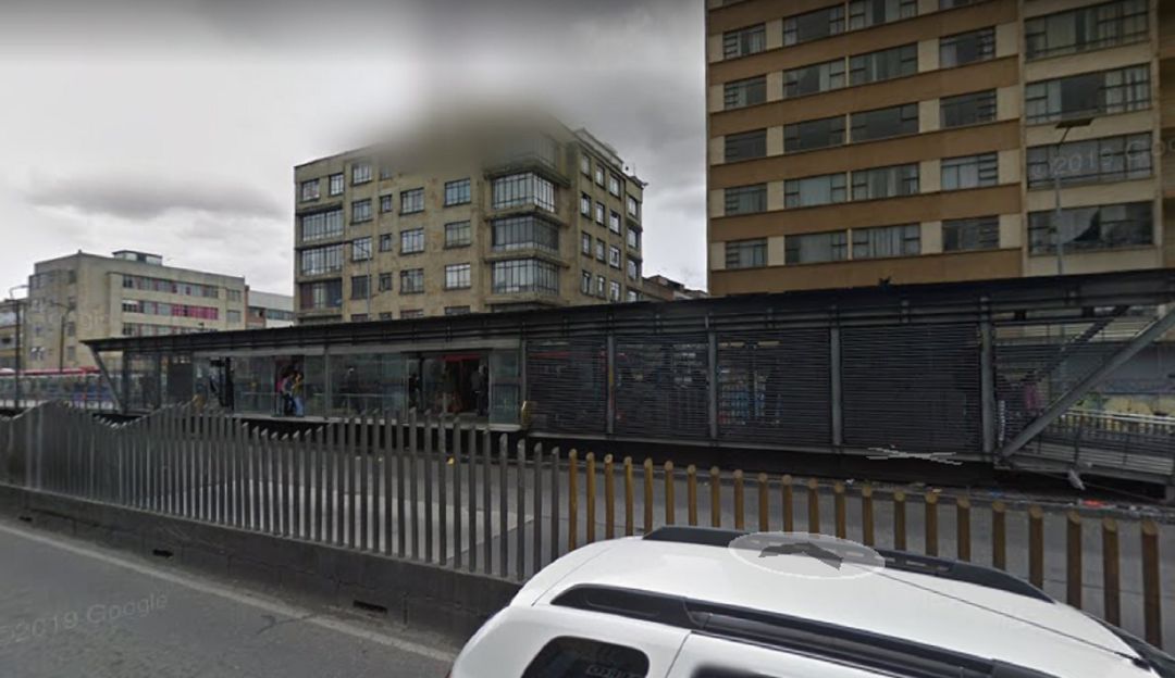 Noticias Bogotá: Robo en estación de TransMilenio casi termina en tragedia: No contento con robarle el celular, la botó de vagón de la estación de TM