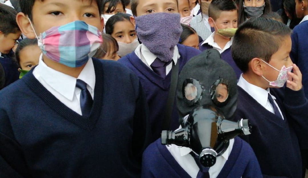 Noticias Bogotá: Por pocos tapabocas, niños en Soacha crean reciclados: Niños de colegio en Soacha fabrican sus propios tapabocas con reciclaje