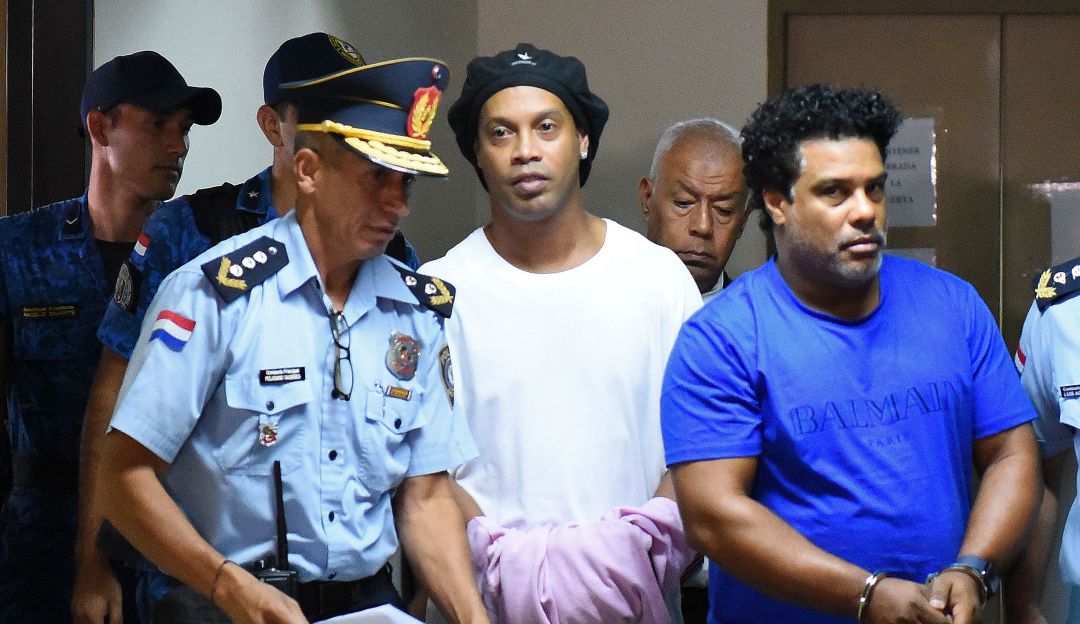 Problemas judiciales de Ronaldinho: Ronaldinho seguirá en prisión preventiva tras decisión de un juez