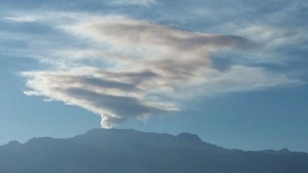 Emisiones de ceniza y pequeños sismos en el Volcán Nevado del Ruiz