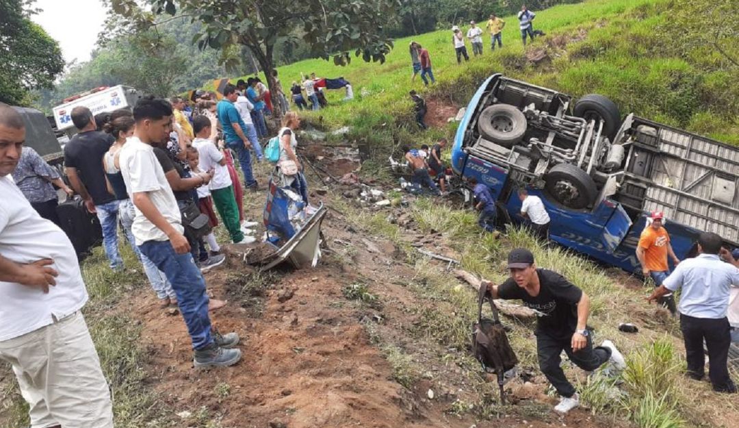 Accidente bus de servicio público en Puerto Triunfo: Un muerto y 17 lesionados dejó el volcamiento de un bus en Puerto Triunfo