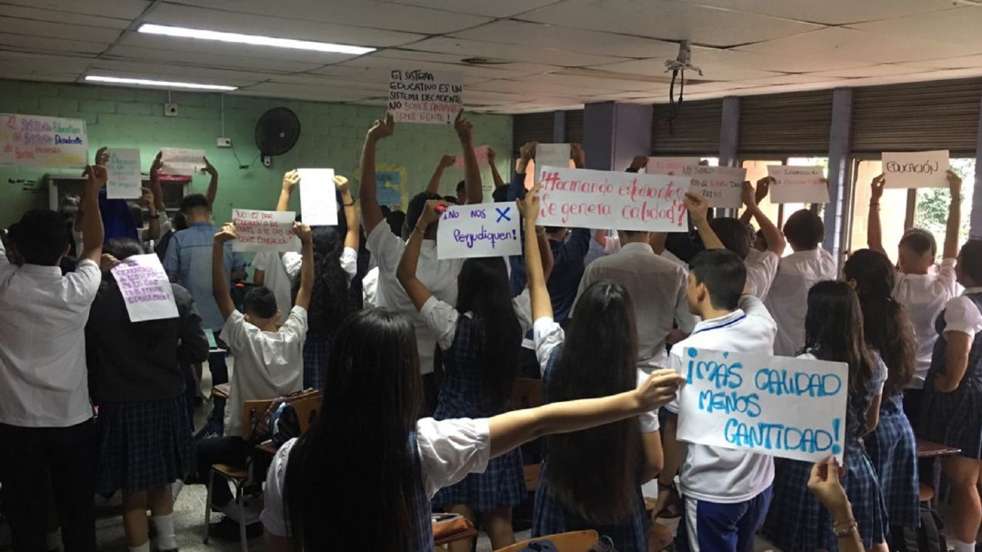 VIDEO: Estudiantes protestan por la fusión de grados 11