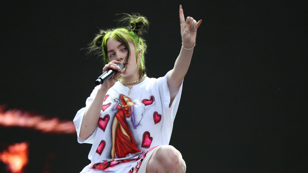 Billie Eilish se quita la ropa en pleno concierto a modo de protesta
