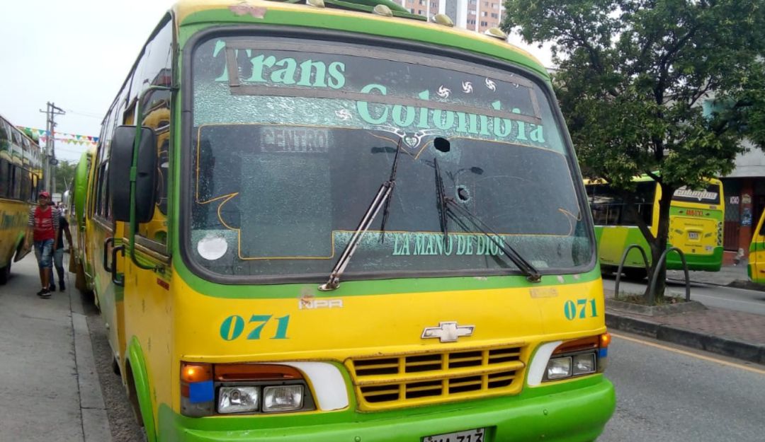 Buses vandalizados por transportadores informales protestas norte: Buses suspenden rutas por vandalismo