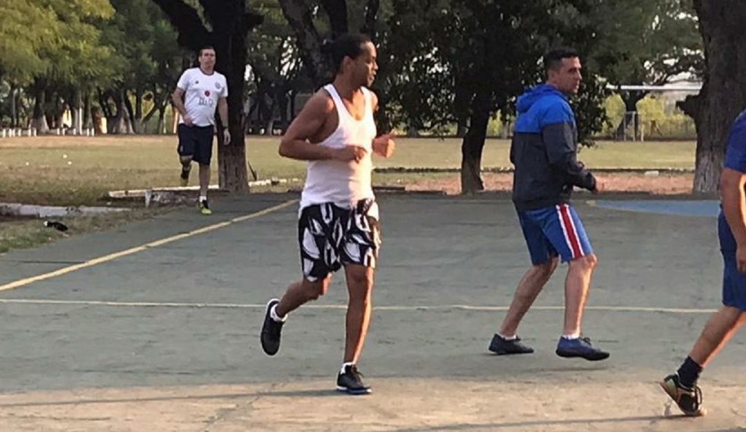 Ronaldinho fútbol cárcel Paraguay: Ronaldinho no deja de lado el fútbol ni en la cárcel en Paraguay