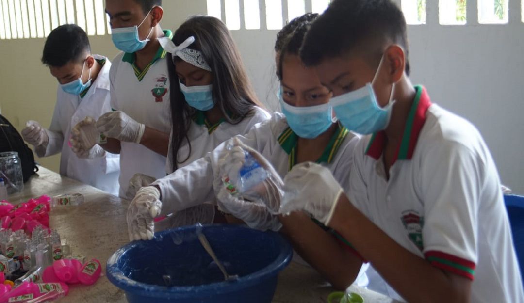 Sincelejo estudiantes coronavirus Institución Educativa Técnica La Gallera: En Sincelejo, estudiantes crean antibacterial para protegerse del Covid-19