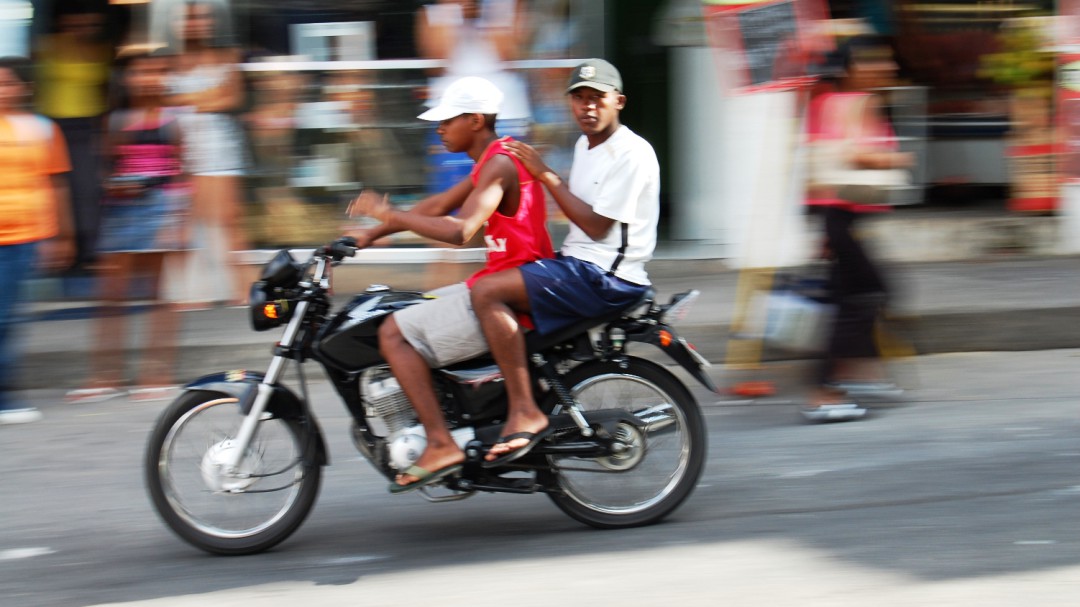 Prohíben circulación de motos con parrillero en Cartagena por Coronavirus